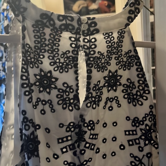 White with black embroidery, hits around the knee - Picture 3 of 3